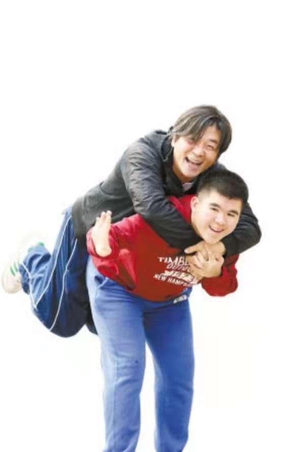 隱退10年陪你長大:黑豹主唱秦勇與傻兒子大珍珠的動人父子情 隱退10年陪你長大:黑豹主唱秦勇與傻兒子大珍珠的動人父子情