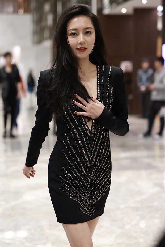 黃夢瑩穿的黑色裙子很成熟,但走路的時候要一直抬著手,還挺可愛 黃夢瑩穿的黑色裙子很成熟,但走路的時候要一直抬著手,還挺可愛