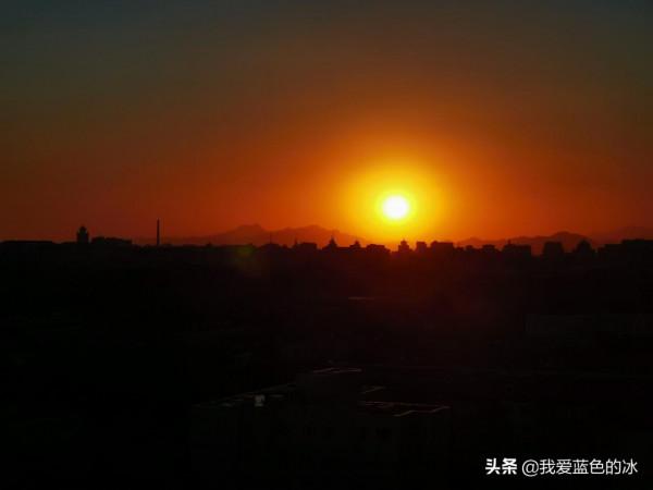 在北京入住的一家酒店的行政酒廊裡，欣賞故宮景色的晚餐