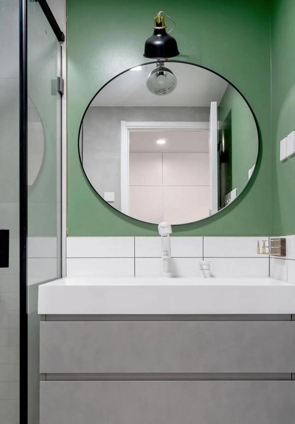 走進她家，就被簡約乾淨的氛圍吸引，室內清爽明亮，生活非常幸福