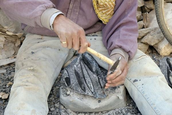 1886年汽車才誕生，一個汽車火花塞卻被發現於50萬年前的礦石中