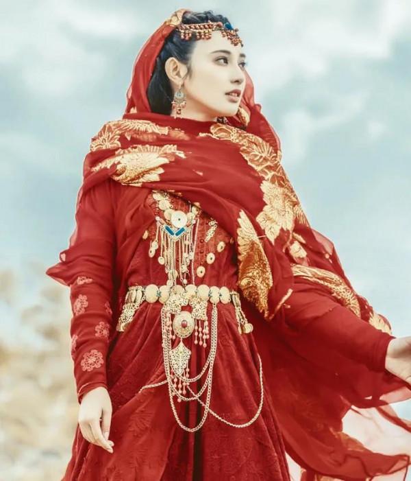 誰說大紅太俗氣?這6位紅衣造型又酷又颯,歪頭殺邪媚直擊觀眾心 誰說大紅太俗氣?這6位紅衣造型又酷又颯,歪頭殺邪媚直擊觀眾心