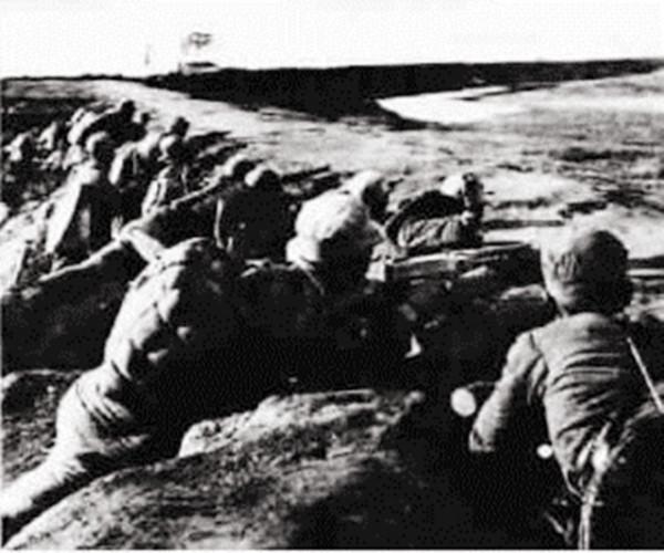 部隊被包圍時馬伕獻一計，司令將他提拔為參謀長，全軍沒有人不服