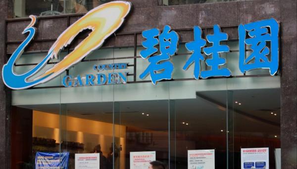 蟬聯4年中國女首富，身家2150億，是王健林的2倍，累計捐款90億