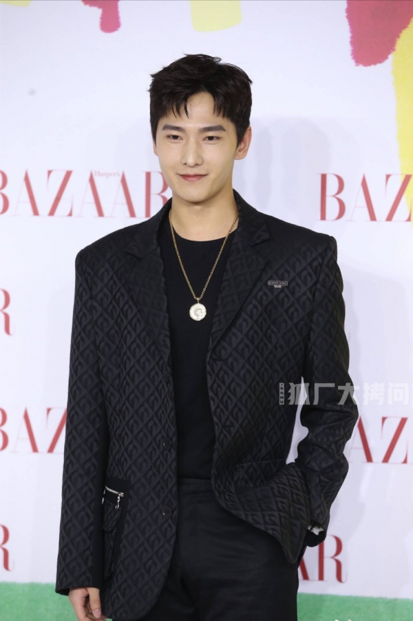 芭莎慈善夜紅毯:楊冪復古風美豔,baby宛若公主,景甜白成一道光 芭莎慈善夜紅毯:楊冪復古風美豔,baby宛若公主,景甜白成一道光