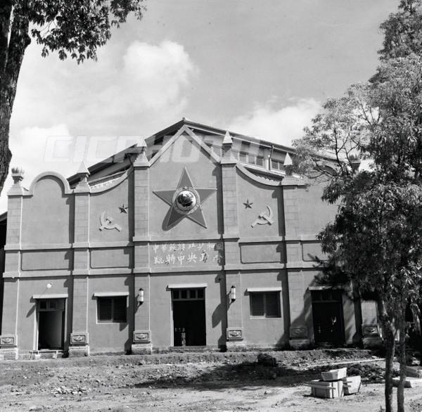 1931年周恩來在汕頭一旅館休息，牆上黃埔合影照提醒他：立即轉移