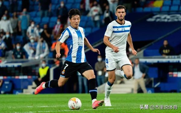 國足教練李鐵做出爭議決定,世界盃出線機會渺茫,遭球迷質疑 國足教練李鐵做出爭議決定,世界盃出線機會渺茫,遭球迷質疑