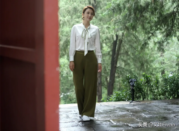 央視5美主持人罕見同臺！張蕾穿漢服似女王，打扮驚豔似選美現場