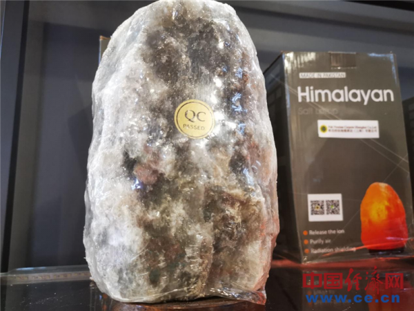 黑色鹽燈進博會首秀 這個巴基斯坦產品一天售空 黑色鹽燈進博會首秀 這個巴基斯坦產品一天售空