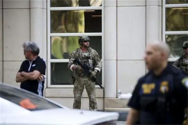 99年美國囚犯被判終身監禁，蠢到親手改判自己死刑，坐上電椅受刑