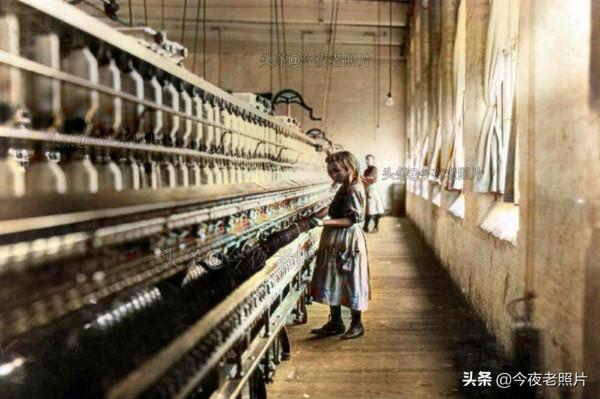 罕見照：小販給丘吉爾點雪茄，德軍與女友換裝，百年前的日本浴場