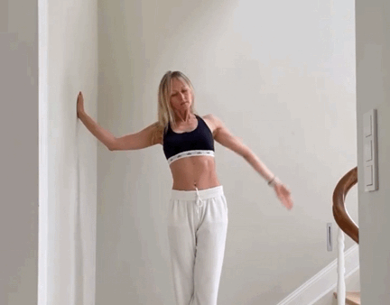 10個在家“靠牆”就能做的拉伸動作，全身拉筋，練完超舒服