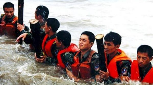 九江長江大堤決口，朱鎔基與當地領導握手板著臉，講話時偷偷擦淚