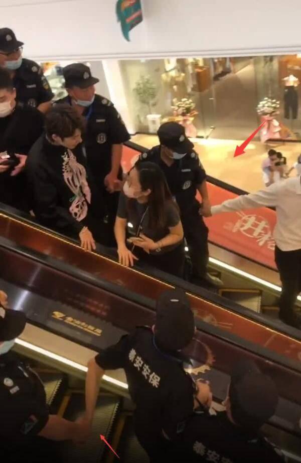 好壯觀！高圓圓參加活動被幾十個保安簇擁，結果卻只來了幾個粉絲