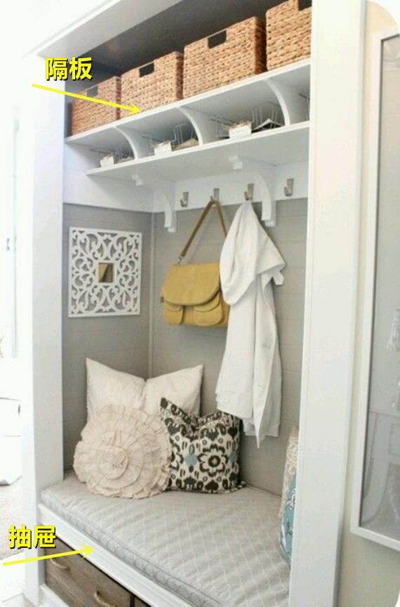 進門玄關太窄，與其費心思裝櫃子，不如聰明點往牆裡掛衣服放鞋子