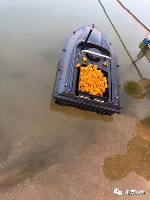 釣魚三兩事，使用釣魚打窩船，你學會了嗎？