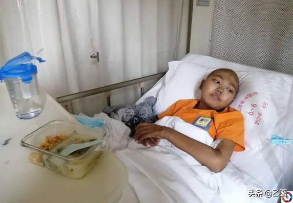 男孩軍訓昏迷倒地，從此告別校園，爺爺每天看著牆上26份獎狀流淚