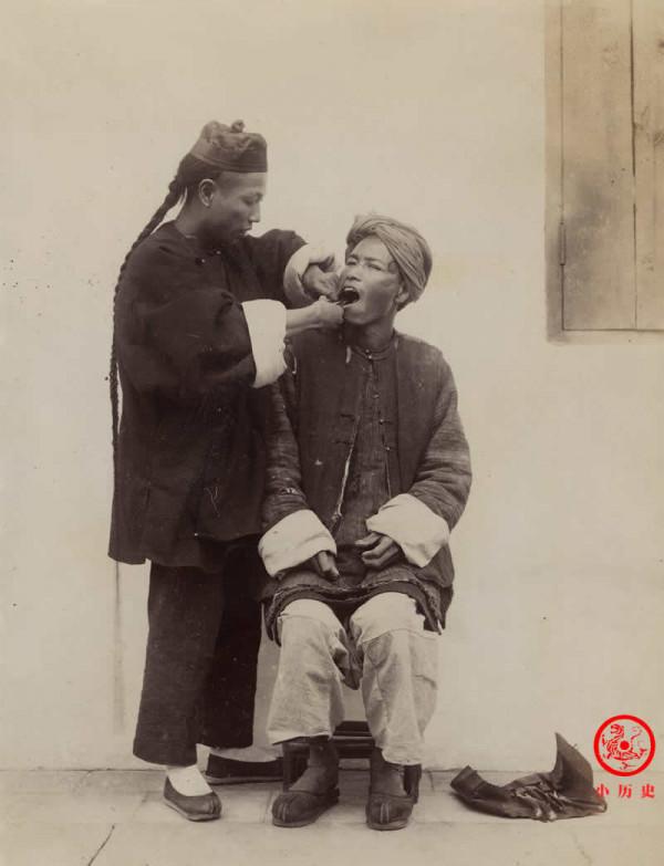 晚清老照片：73歲李鴻章行走靠輪椅，大夫在街頭拔牙工具扔地上