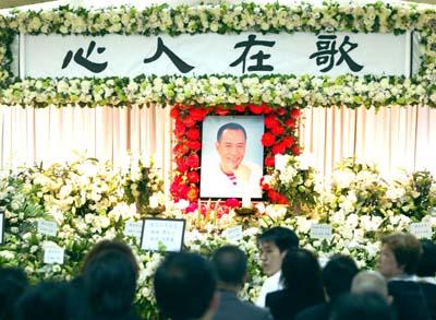 2002年，“一代妖男”羅文去世，為何鄧光榮在葬禮上怒罵劉鑾雄？