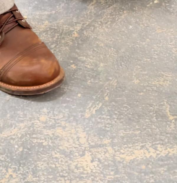 汪涵在鄉下開小賣部，忙得鞋上泥巴都懶得管，蔡國慶也來助陣