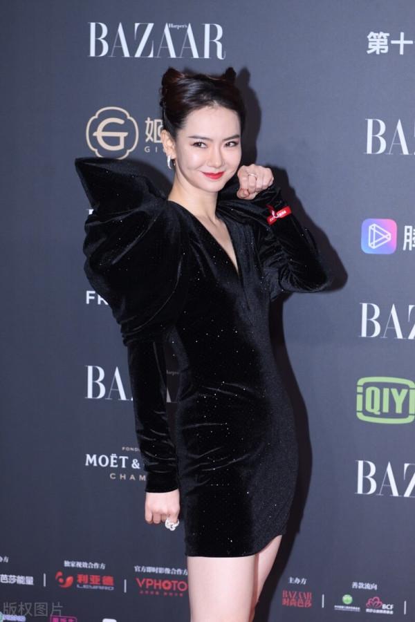 戚薇服裝新造型像不像一隻小黑貓