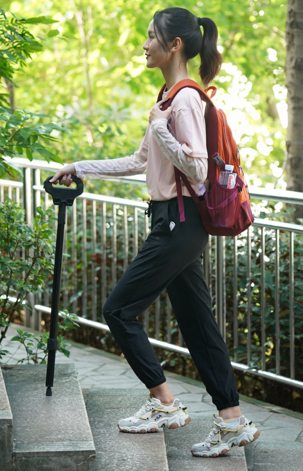 突破傳統登山杖設計!爬山累了用來按摩,還能當作凳子給手機充電 突破傳統登山杖設計!爬山累了用來按摩,還能當作凳子給手機充電