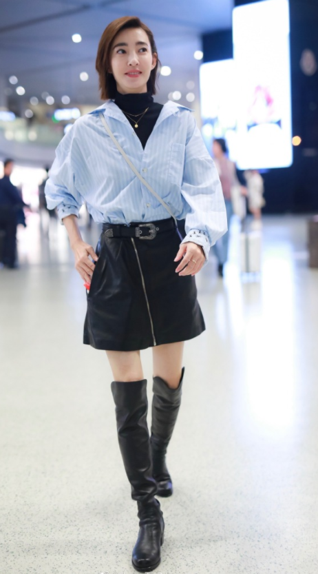 王麗坤帶火了襯衫疊穿高領衫，時髦還大氣，配長筒靴太有氣場了