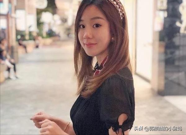 孟非罕見與女兒同框，孟星亞長髮披肩，淡妝出鏡，24歲被稱女神