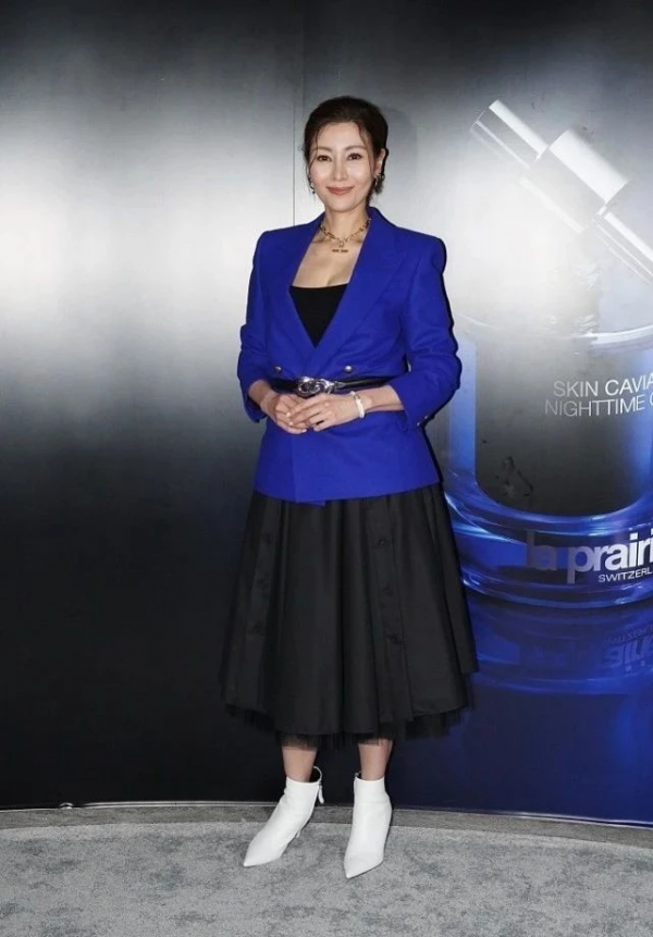 51歲李嘉欣撿回一命後高調出院！參加聚會曬美照，穿格紋衣好端莊