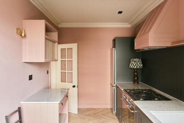 47㎡的歷史小公寓,卻有一個現代感十足的粉色廚房!藝術感爆棚 47㎡的歷史小公寓,卻有一個現代感十足的粉色廚房!藝術感爆棚