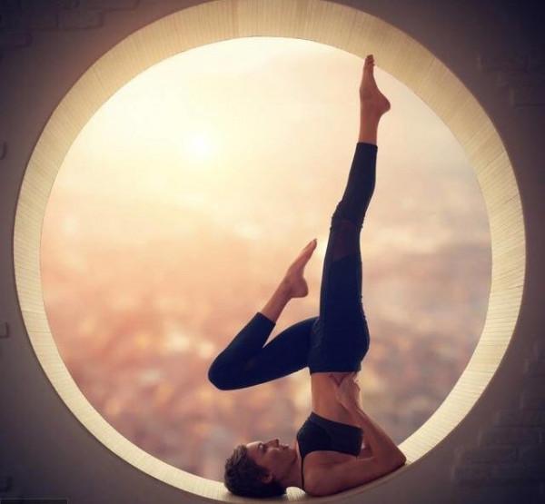 肩倒立：雙腿為什麼沒辦法推到骨盆正上方，而總是喜歡向前側跑？