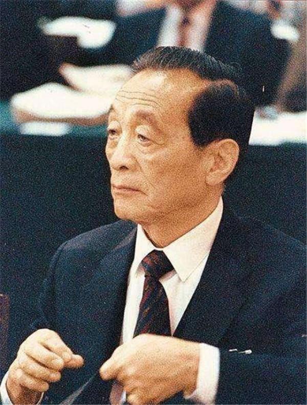 1938年秘書給毛主席點了一根菸，主席隨後將他調離：這個人有問題