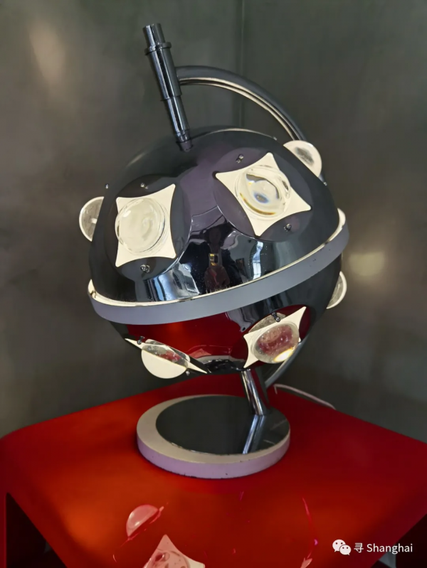 在莫蘭迪色的洋房裡看中古傢俱展