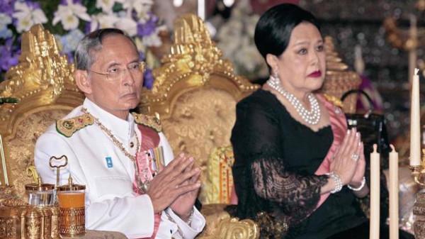 蘇提達王后優雅大方，愛用珍珠項鍊襯托氣質，分分鐘美過詩妮娜