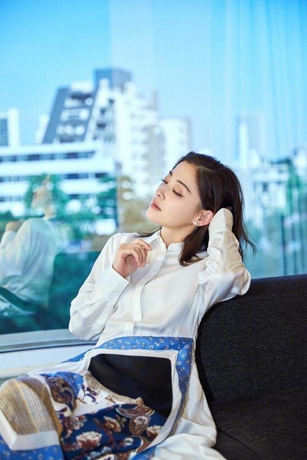 又到穿“襯衫”的季節，怎麼搭才優雅高階？梅婷的技巧很值得借鑑