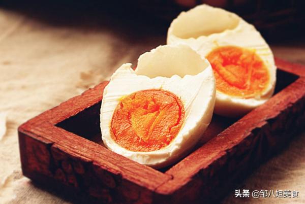 醃鹹鴨蛋，不用找黃泥，學會這個方法，簡單零失敗，個個流油起沙