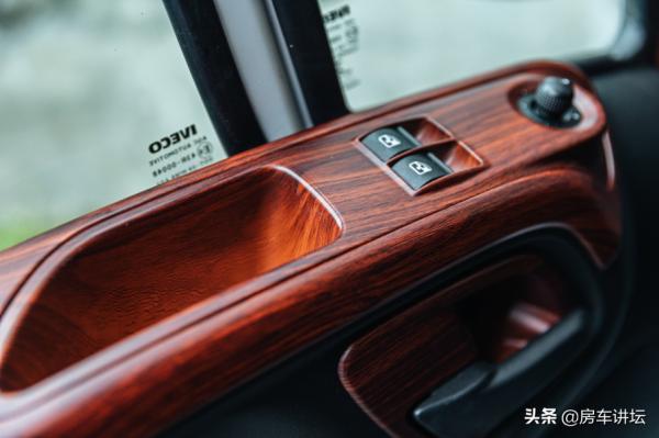 228&period;8w碳纖維交期長&quest;選141&period;8w的玻璃鋼&comma;除車身以外所有配置都一樣