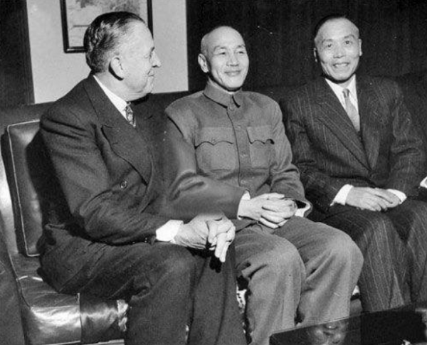 1949年，蔣介石正在別墅午睡，侍衛長推門而入：共軍衝破長江防線