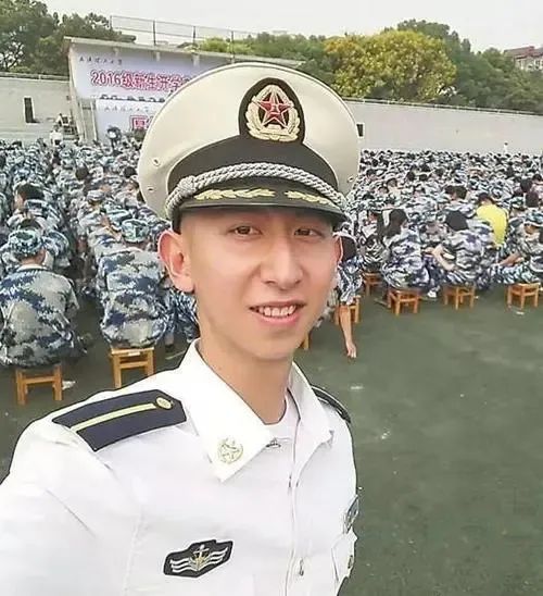 &OpenCurlyDoubleQuote;海空衛士&rdquo;王偉犧牲20週年後，遺孀拒絕改嫁，兒子今成海軍軍官