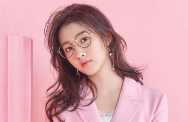 有種“不公平”叫關曉丹,妹妹因顏值高成明星,自己卻在賣拉麵 有種“不公平”叫關曉丹,妹妹因顏值高成明星,自己卻在賣拉麵