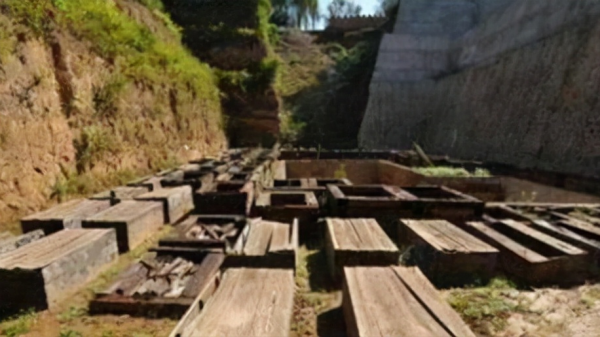 1976年陝西挖出秦公墓，葬式為高等級的黃腸題湊，墓內還有殉葬者