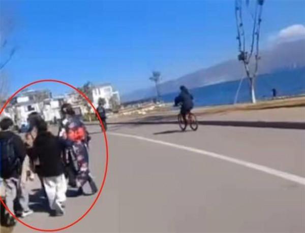 大理洱海生態廊道一女生穿和服拍照，被群眾高喊滾出大理
