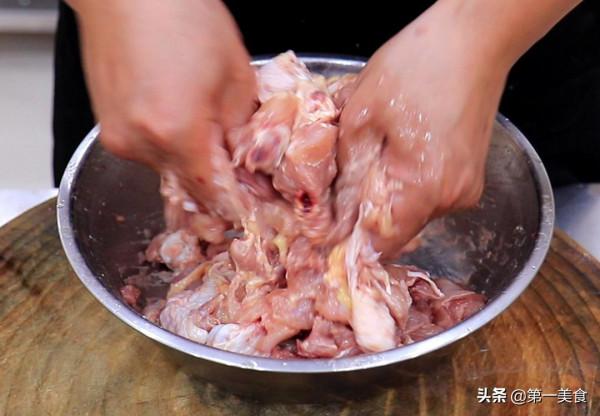 香辣雞塊怎麼做才好吃，原來選用辣椒有講究，廚師長詳細講解做法