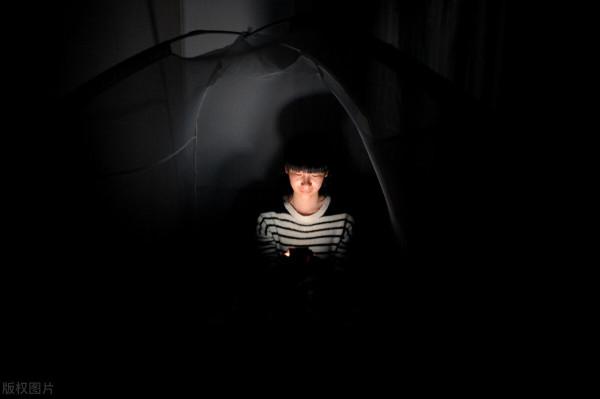 夜深人靜 樓上傳來了爭吵聲 鄰居卻說那是空房子 夜深人靜 樓上傳來了爭吵聲 鄰居卻說那是空房子