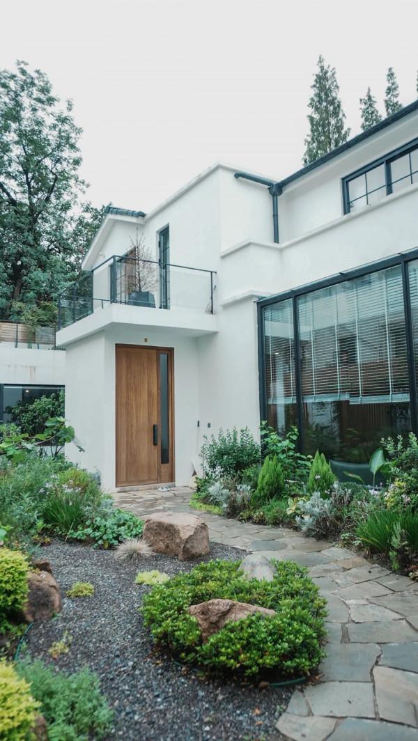 住在上海鬧市400平的房子裡，花開不敗，開窗見池塘，太羨慕了