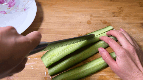 涼拌水煮花生米,簡單的美味,加上喜歡的黃瓜丁和胡蘿蔔丁,好吃 涼拌水煮花生米,簡單的美味,加上喜歡的黃瓜丁和胡蘿蔔丁,好吃