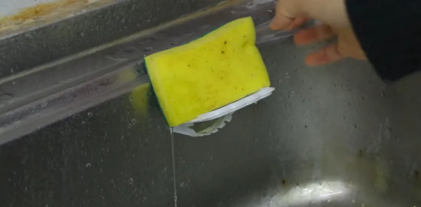 油桶提手不要扔，放在廚房洗菜池真的太實用了，家家戶戶用得到