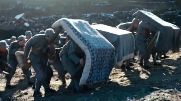 連鋼板都能穿透的子彈，卻會被麻沙袋輕鬆擋下？這是什麼原理？