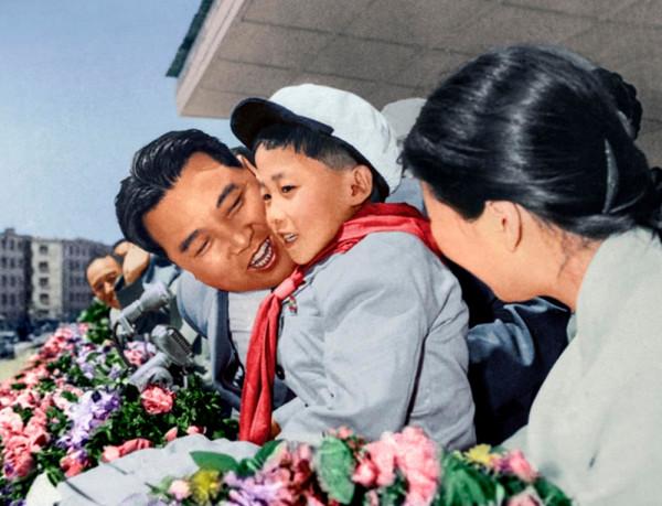朝鮮圖片展：金日成與兒童們在一起
