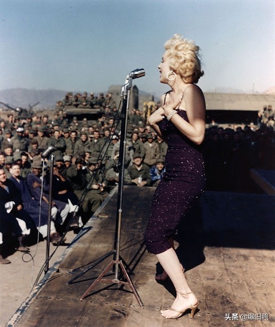 1954年瑪麗蓮·夢露（Marilyn Monroe）為駐韓美軍唱歌的照片